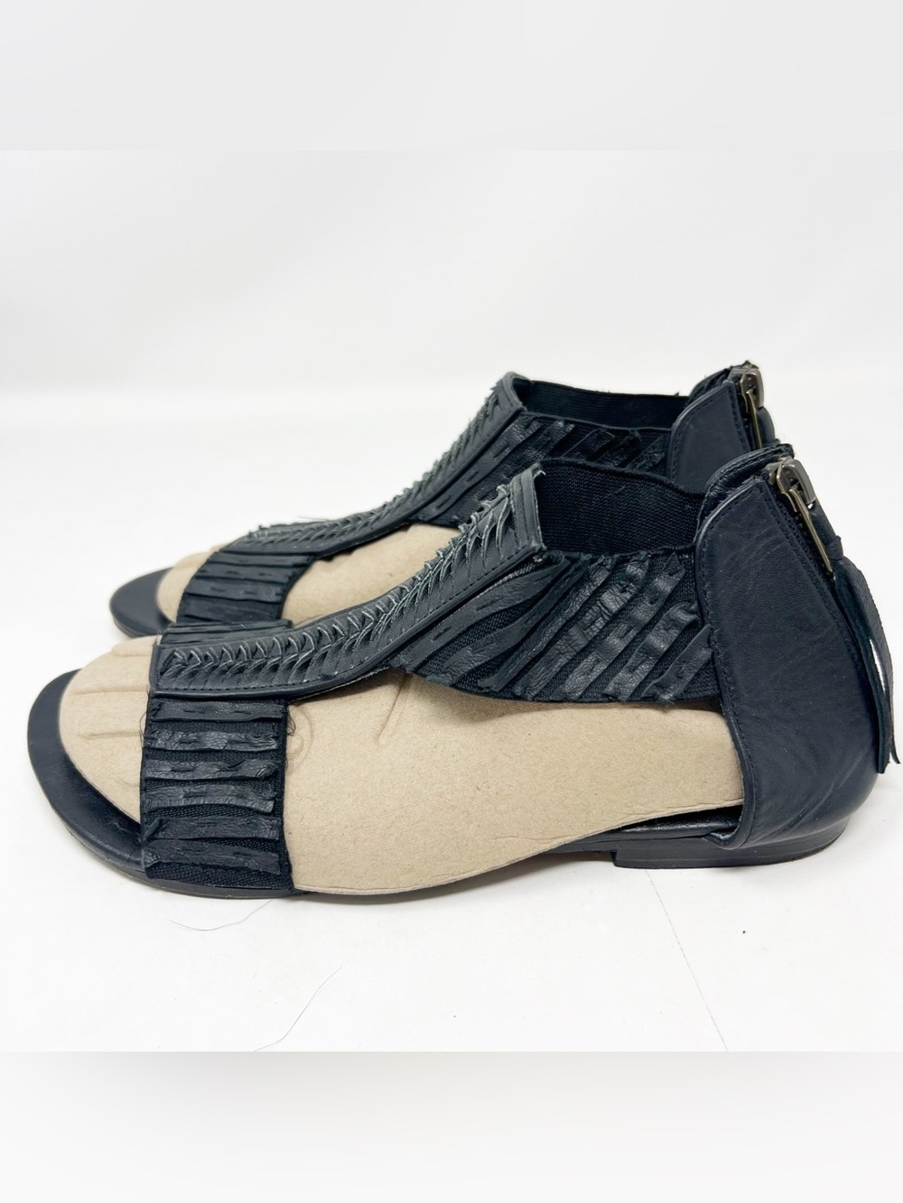 LILLA LANE BLACK LEATHER BACK ZIP L
GLADIATOR SANDALS SZ 38/6.5-7